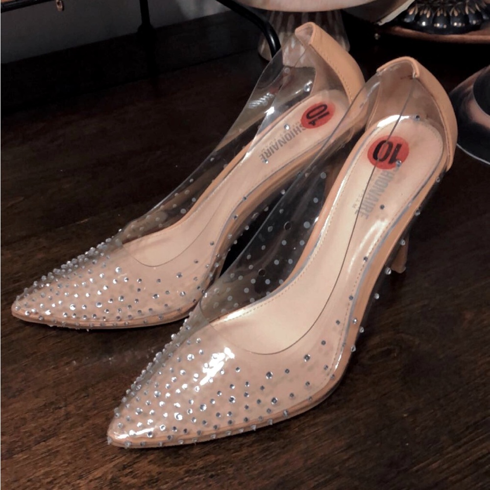I am selling rhinestone shoes 👠.